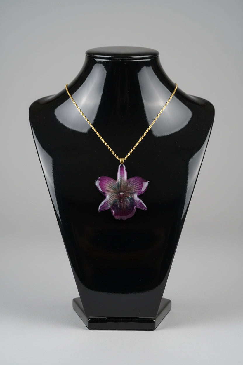 collana orchidea nobilis viola riflessi azzurri resina catenina oro nickel free elegante