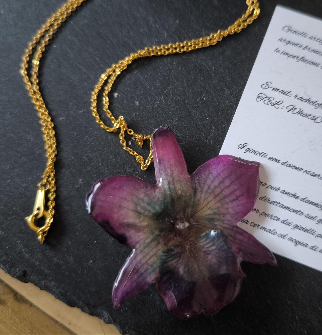 collana orchidea nobilis viola riflessi azzurri resina catenina oro nickel free elegante