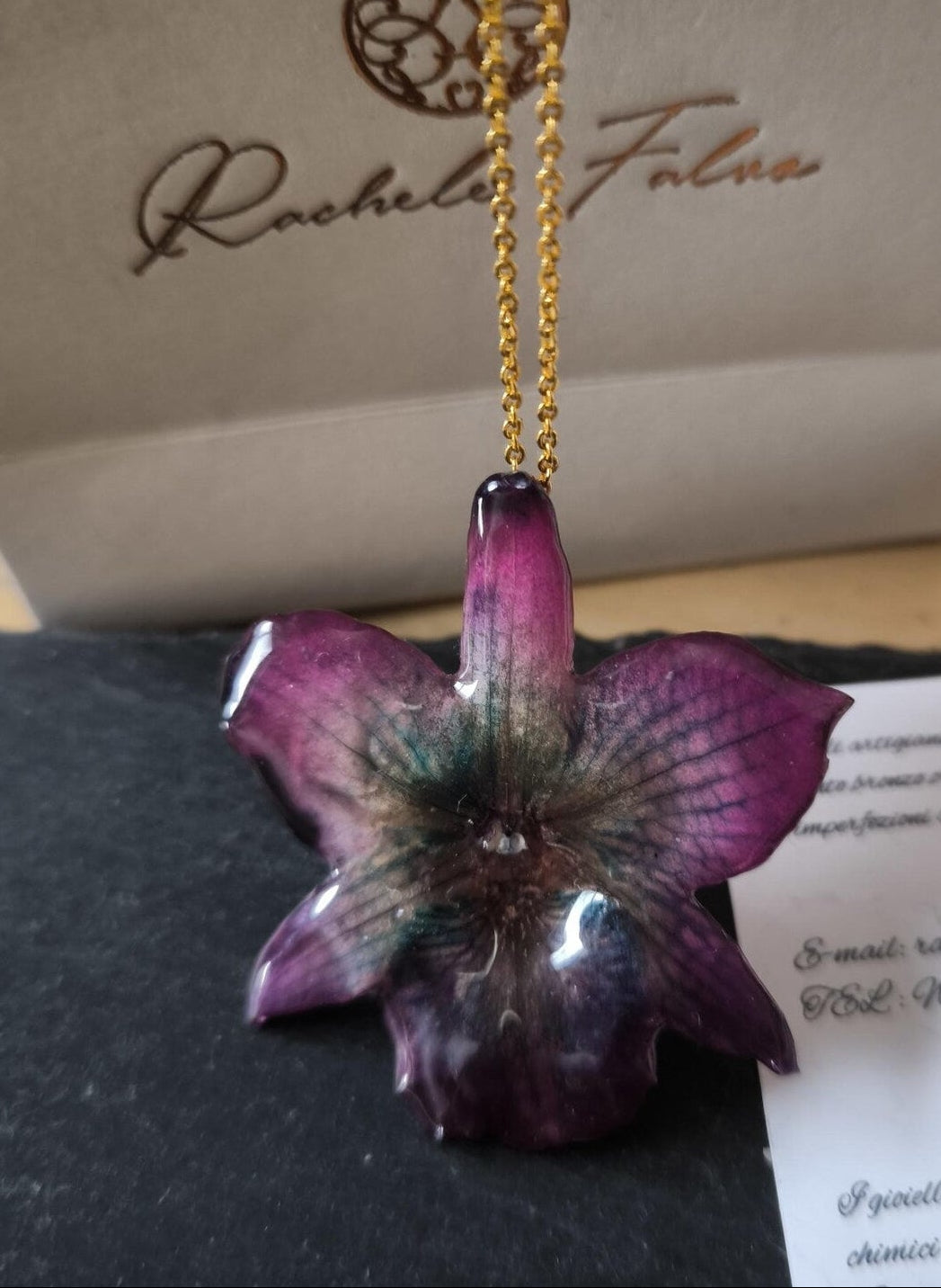 collana orchidea nobilis viola riflessi azzurri resina catenina oro nickel free elegante