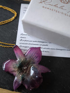 collana orchidea nobilis viola riflessi azzurri resina catenina oro nickel free elegante