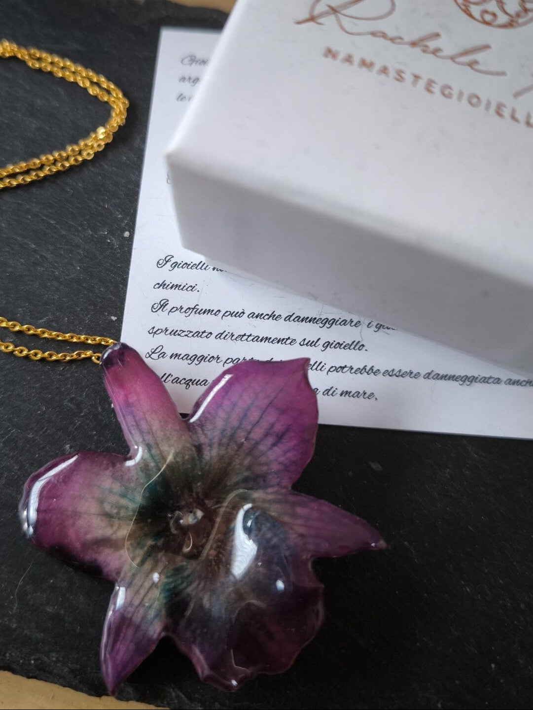 collana orchidea nobilis viola riflessi azzurri resina catenina oro nickel free elegante