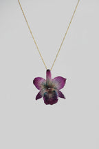 collana orchidea nobilis viola riflessi azzurri resina catenina oro nickel free elegante