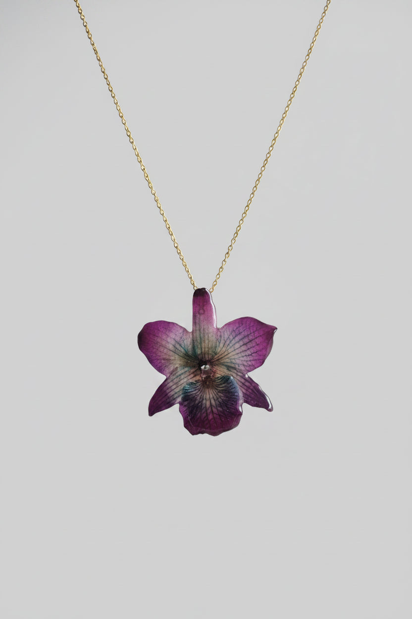 collana orchidea nobilis viola riflessi azzurri resina catenina oro nickel free elegante