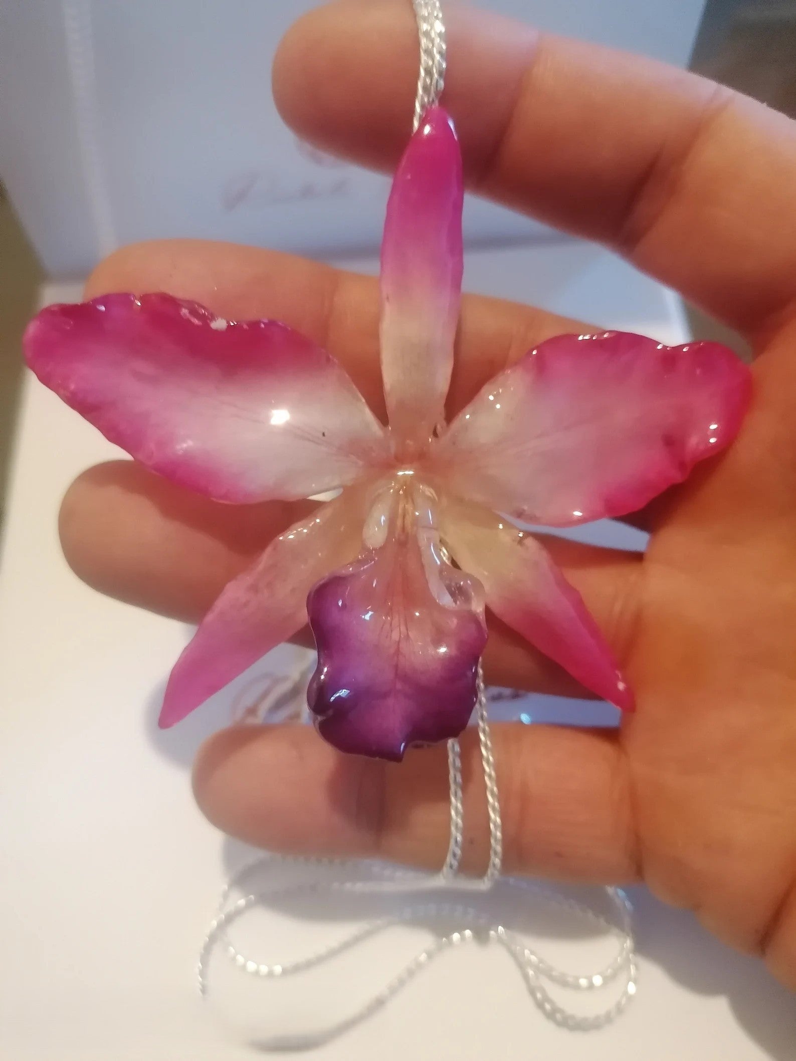 Collana con orchidea Queen Cattleya rosa naturale inglobata in resina con catena saliscendi argento