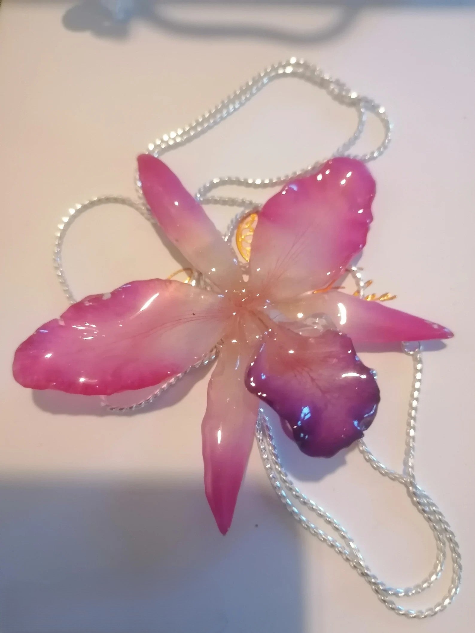 Collana con orchidea Queen Cattleya rosa naturale inglobata in resina con catena saliscendi argento
