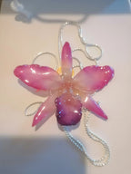 Collana con orchidea Queen Cattleya rosa naturale inglobata in resina con catena saliscendi argento