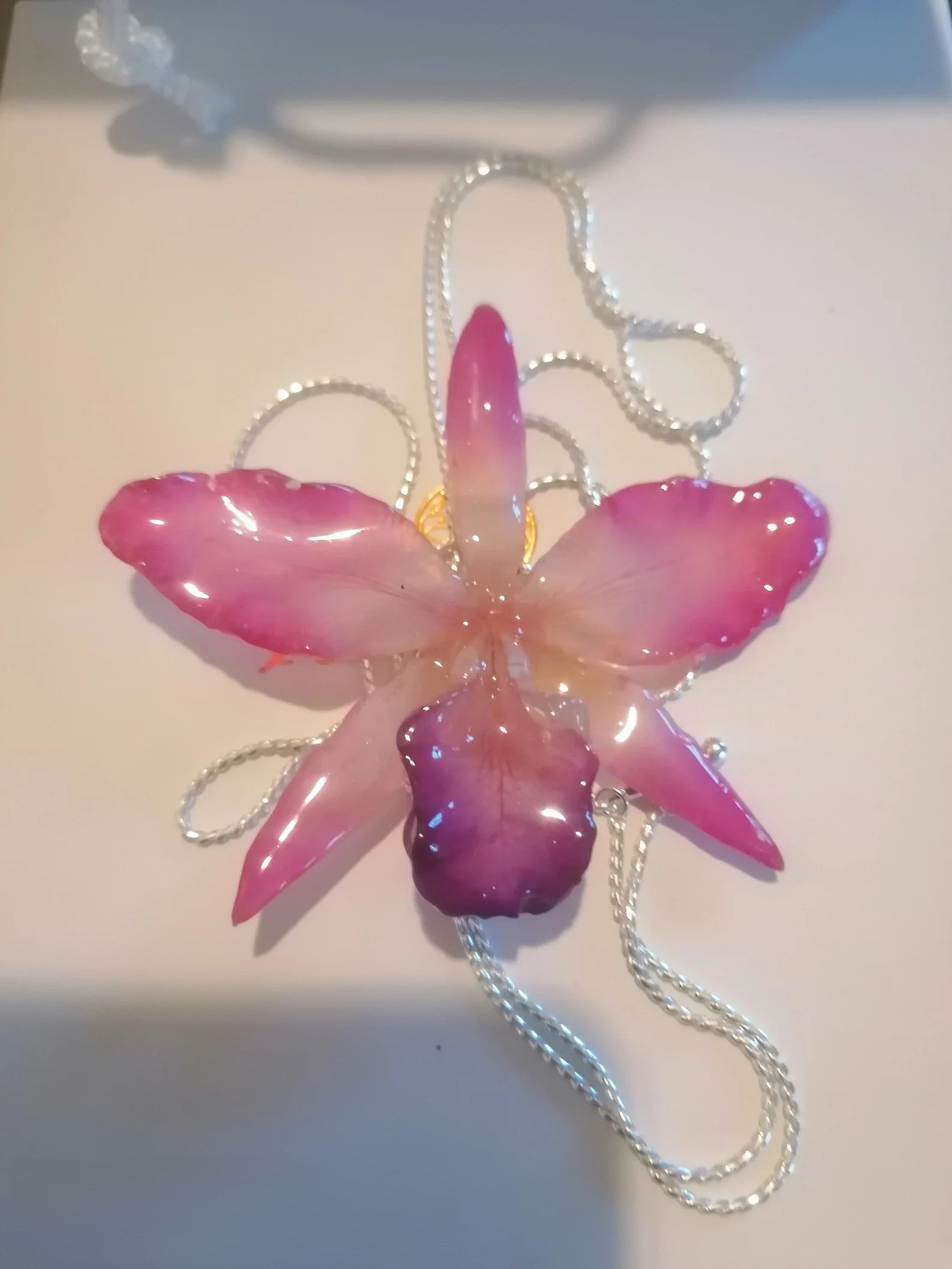 Collana con orchidea Queen Cattleya rosa naturale inglobata in resina con catena saliscendi argento