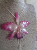 Collana con orchidea Queen Cattleya rosa naturale inglobata in resina con catena saliscendi argento