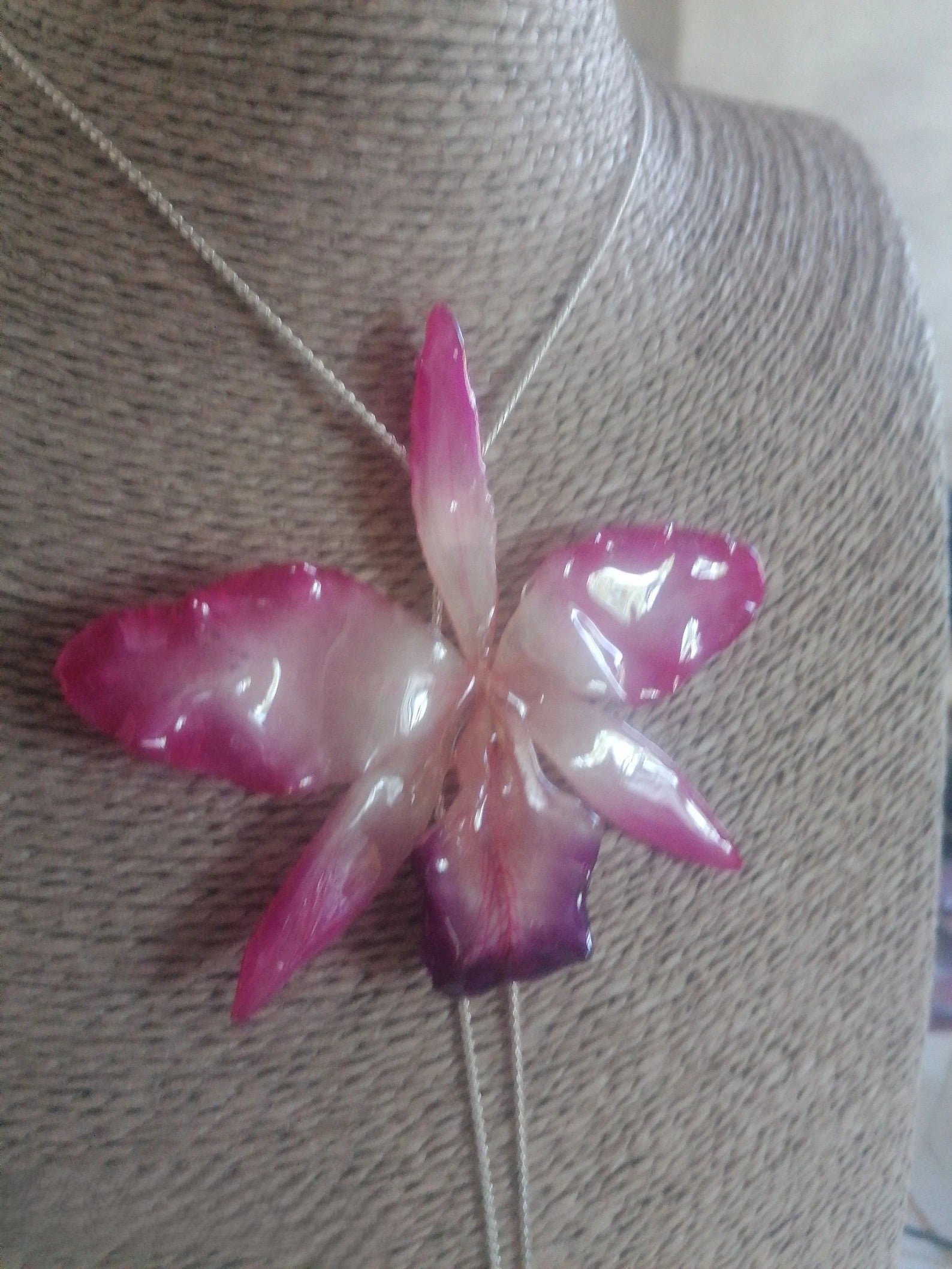 Collana con orchidea Queen Cattleya rosa naturale inglobata in resina con catena saliscendi argento