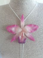 Collana con orchidea Queen Cattleya rosa naturale inglobata in resina con catena saliscendi argento