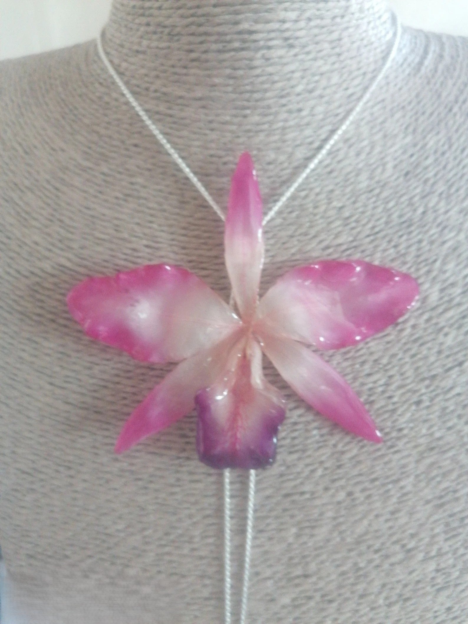 Collana con orchidea Queen Cattleya rosa naturale inglobata in resina con catena saliscendi argento