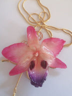 Collana Orchidea Vera in Resina, Gioiello Floreale Artigianale, Pendente Fiore Naturale Rosa Viola, Regalo Unico per Lei, Collana Regolabile Oro