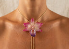 Collana Orchidea Ibrida in Resina Rosa Viola Panna con Saliscendi Oro – Gioiello Elegante Artigianale