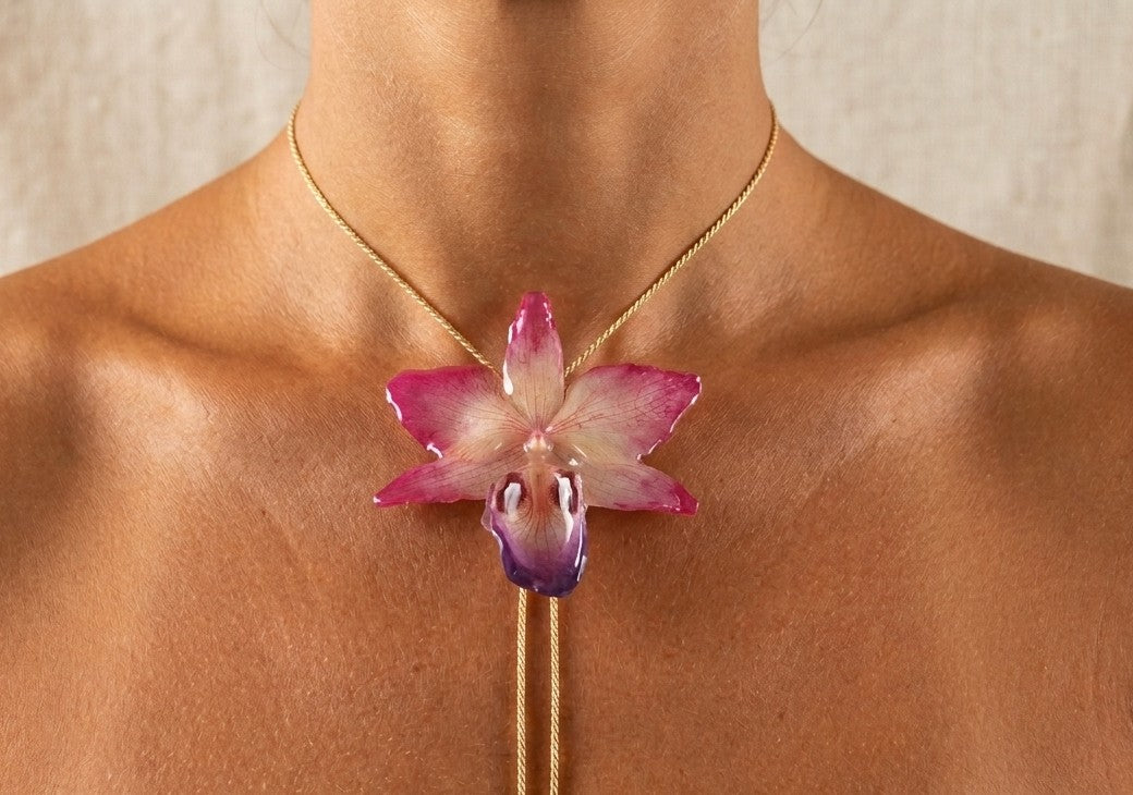 Collana Orchidea Ibrida in Resina Rosa Viola Panna con Saliscendi Oro – Gioiello Elegante Artigianale