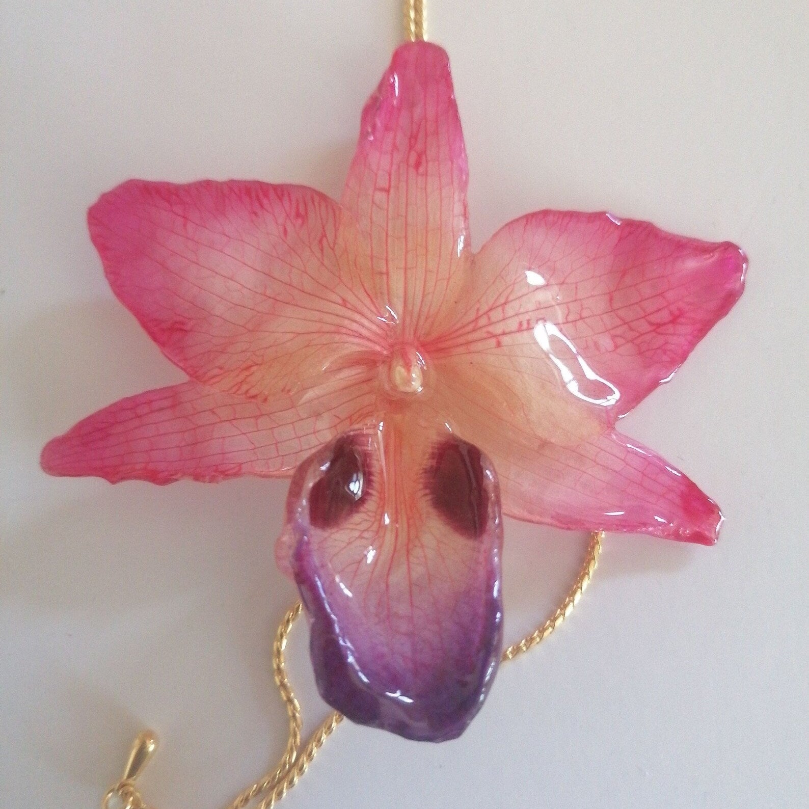 Collana Orchidea Vera in Resina, Gioiello Floreale Artigianale, Pendente Fiore Naturale Rosa Viola, Regalo Unico per Lei, Collana Regolabile Oro