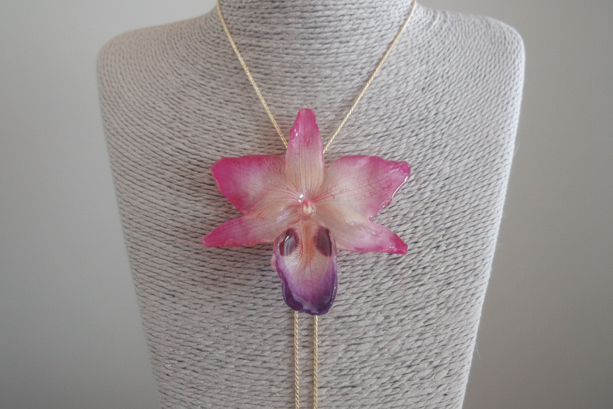collana orchidea resina rosa viola panna regolabile elegante