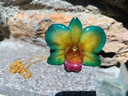 Collana Orchidea Naturale in Resina Collana e Spilla 2 in 1 – Gioiello Artigianale Cangiante Elegante
