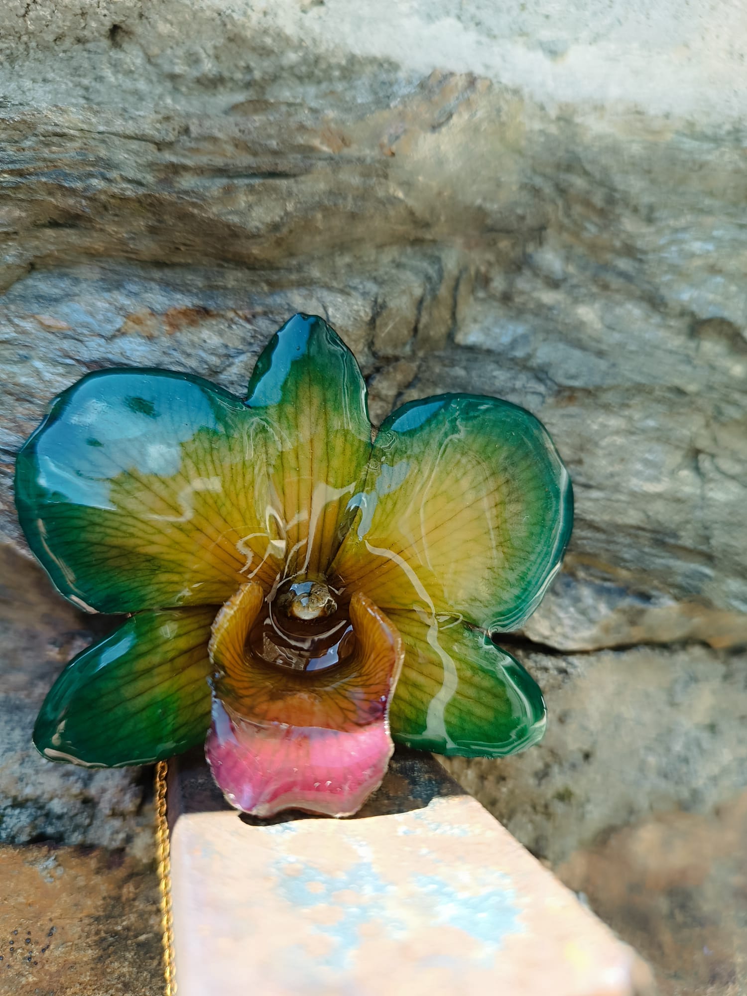 Collana Orchidea Naturale in Resina Collana e Spilla 2 in 1 – Gioiello Artigianale Cangiante Elegante