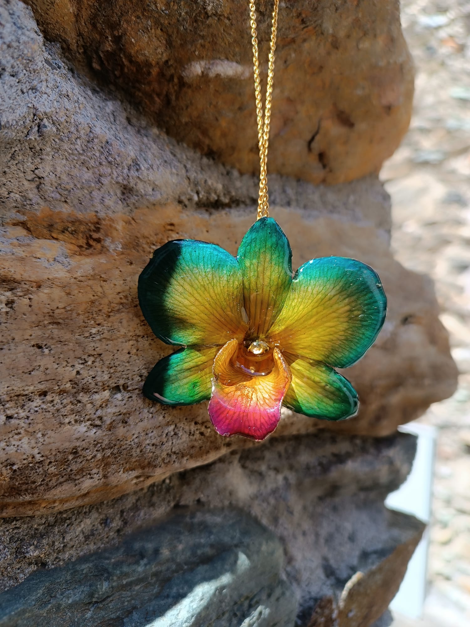 Collana Orchidea Naturale in Resina Collana e Spilla 2 in 1 – Gioiello Artigianale Cangiante Elegante