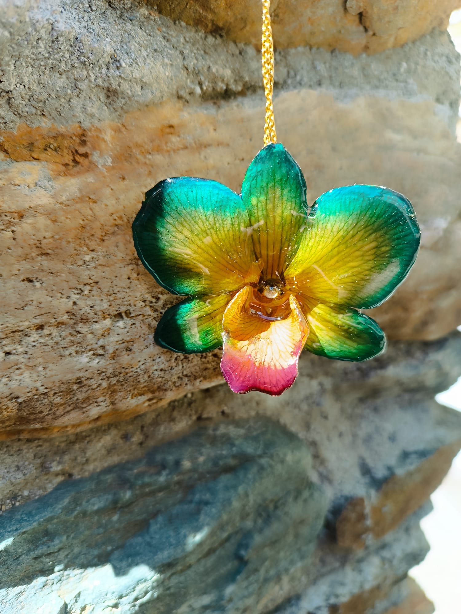 collana orchidea naturale resina spilla gioiello 2 in 1 elegante cangiante artigianale