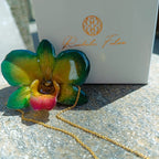 Collana Orchidea Naturale in Resina Collana e Spilla 2 in 1 – Gioiello Artigianale Cangiante Elegante