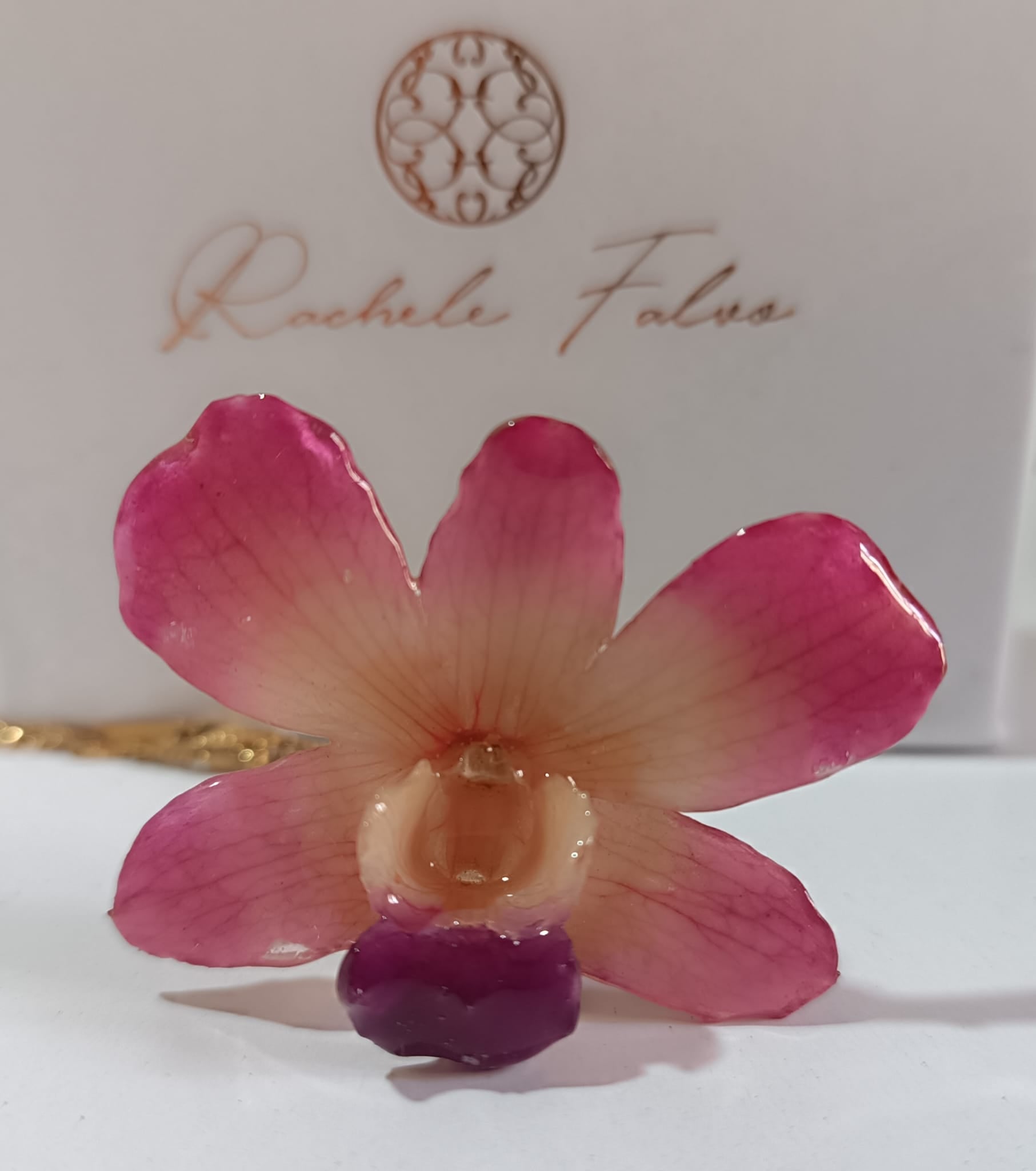 collana orchidea rosa resina catenina dorata acciaio regolabile elegante