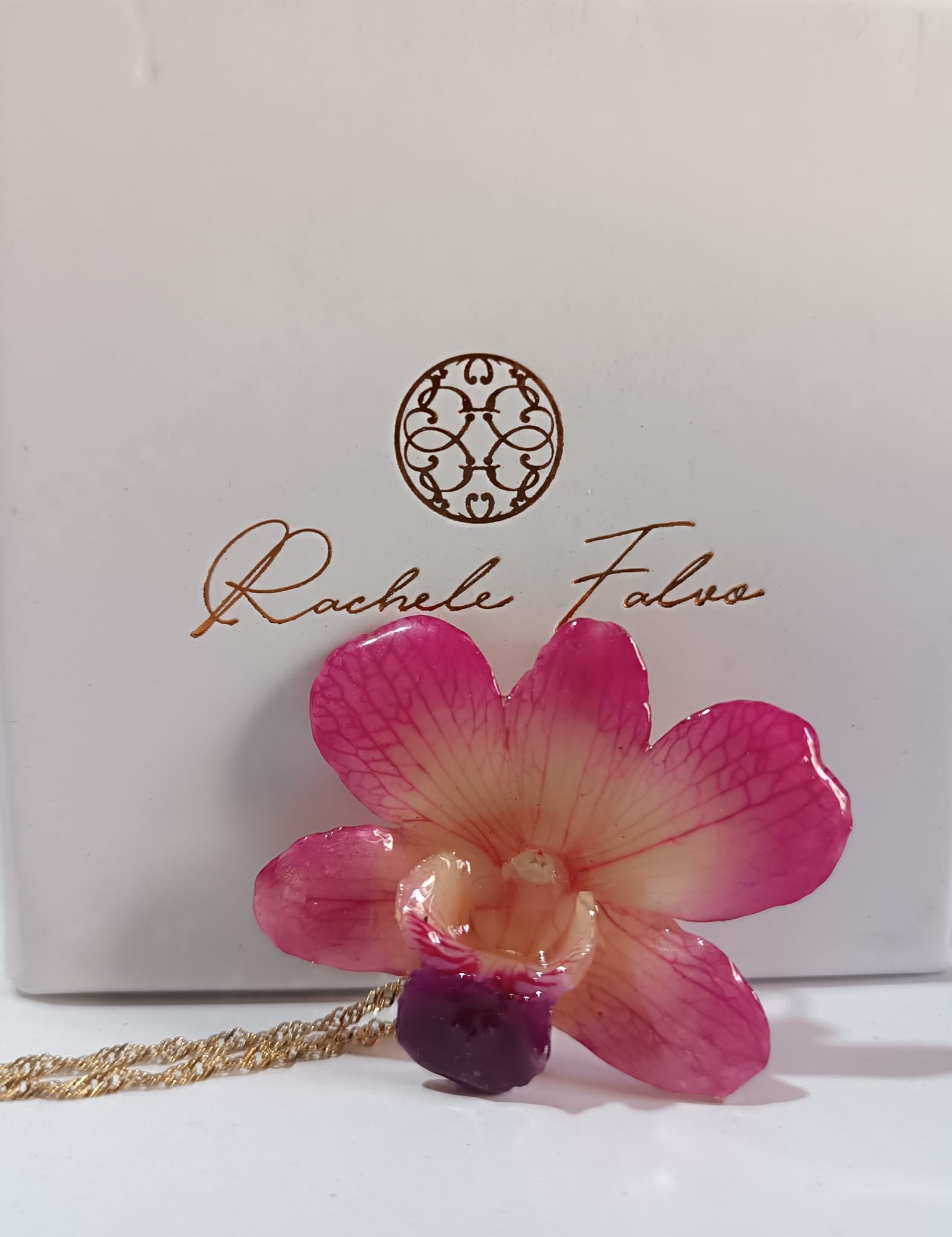 collana orchidea rosa resina catenina dorata acciaio regolabile elegante