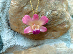 collana orchidea rosa resina catenina dorata acciaio regolabile elegante