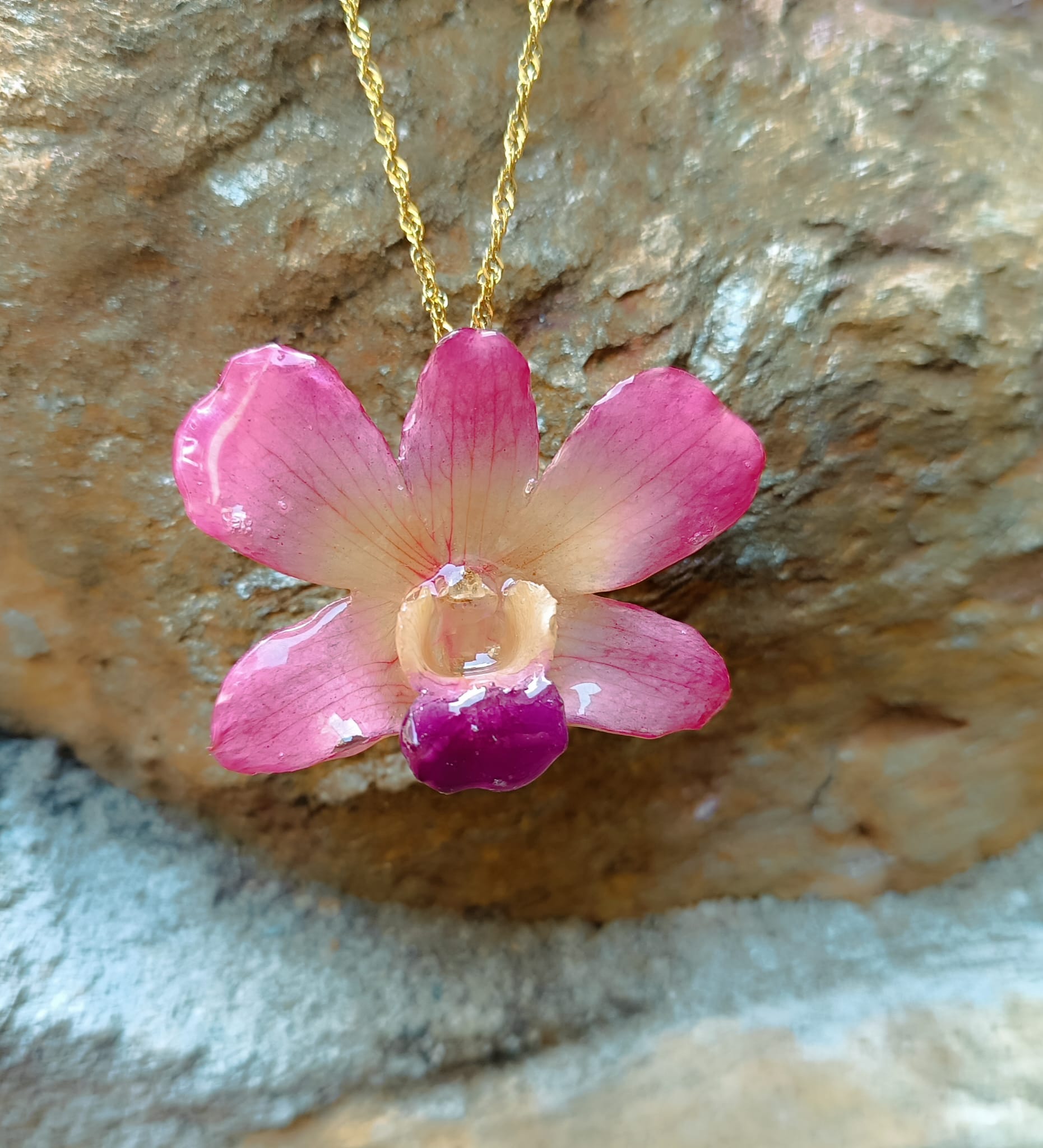 collana orchidea rosa resina catenina dorata acciaio regolabile elegante