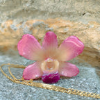 collana orchidea rosa resina catenina dorata acciaio regolabile elegante