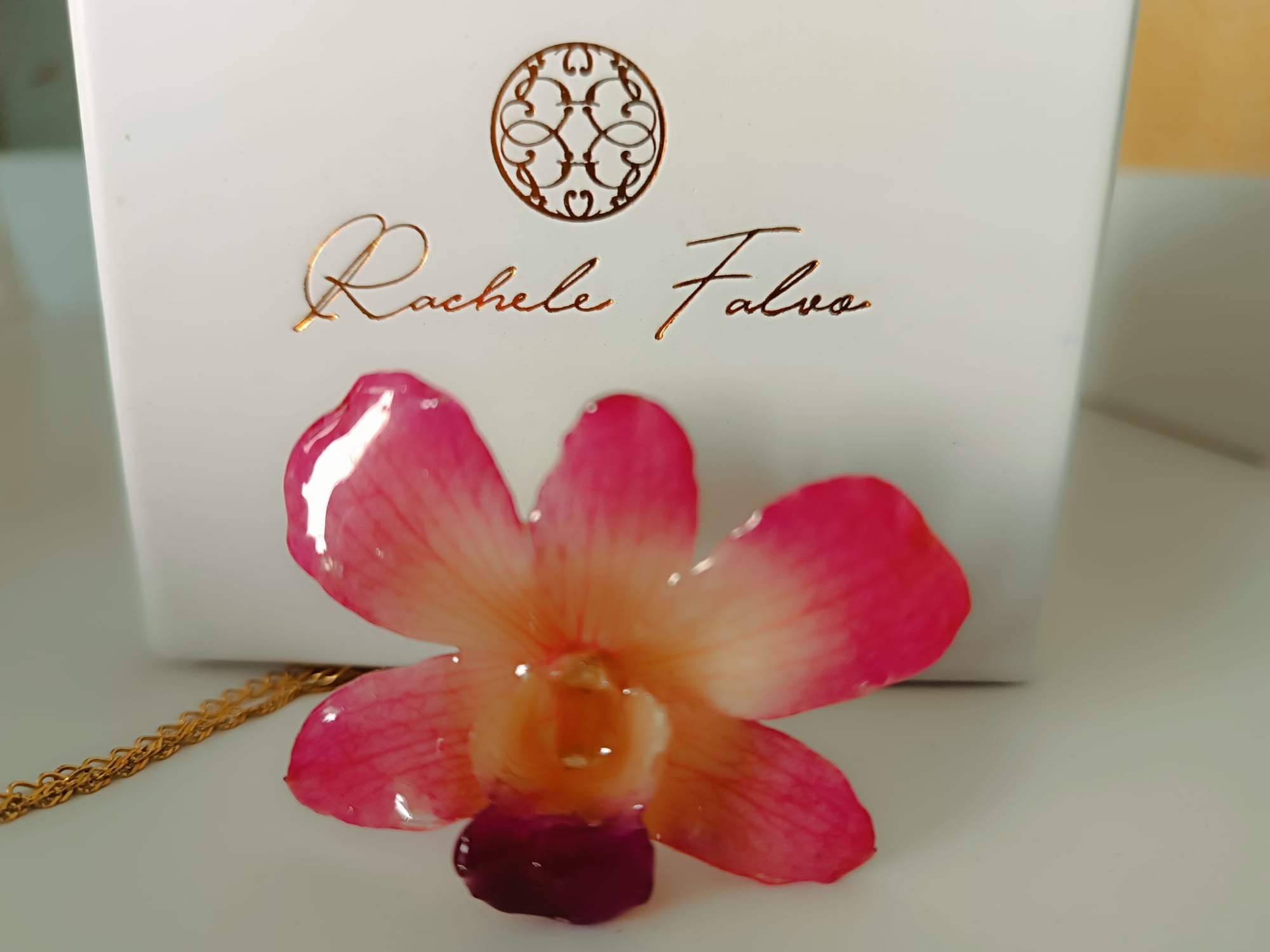 collana orchidea rosa resina catenina dorata acciaio regolabile elegante