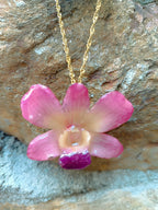 collana orchidea rosa resina catenina dorata acciaio regolabile elegante