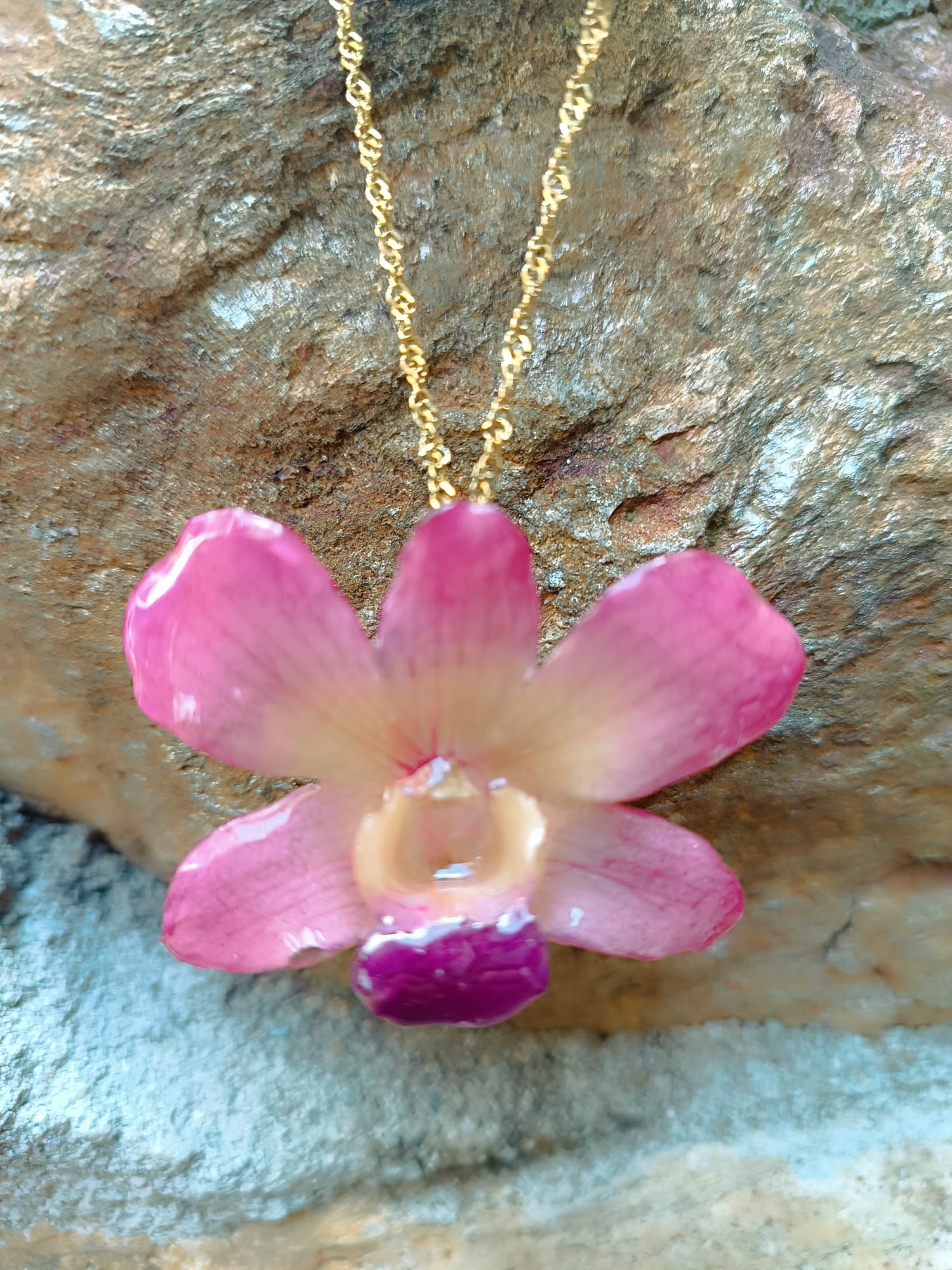 collana orchidea rosa resina catenina dorata acciaio regolabile elegante