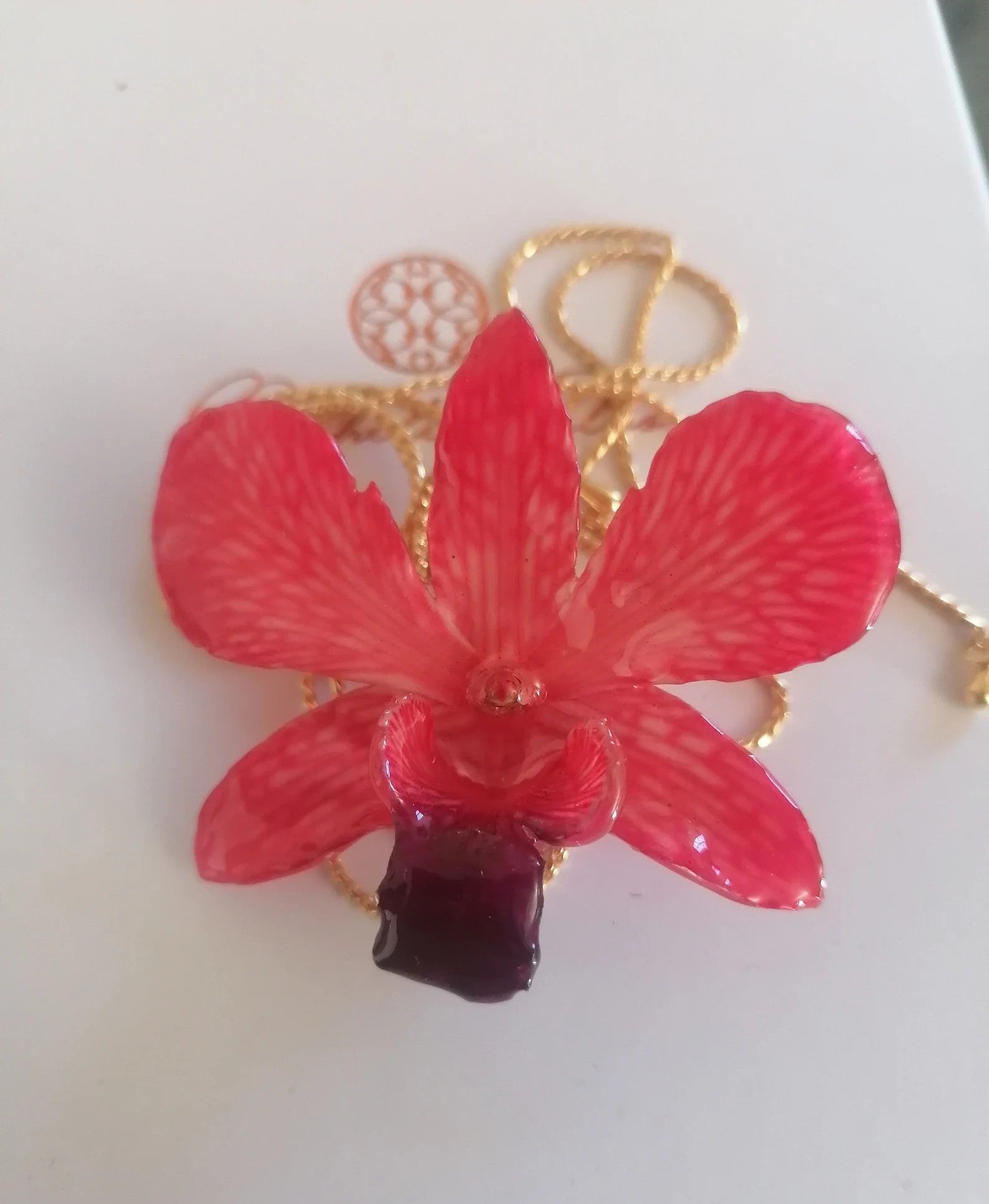 Collana con orchidea rossa aragosta in resina con saliscendi oro regolabile