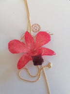 Collana con orchidea rossa aragosta in resina con saliscendi oro regolabile