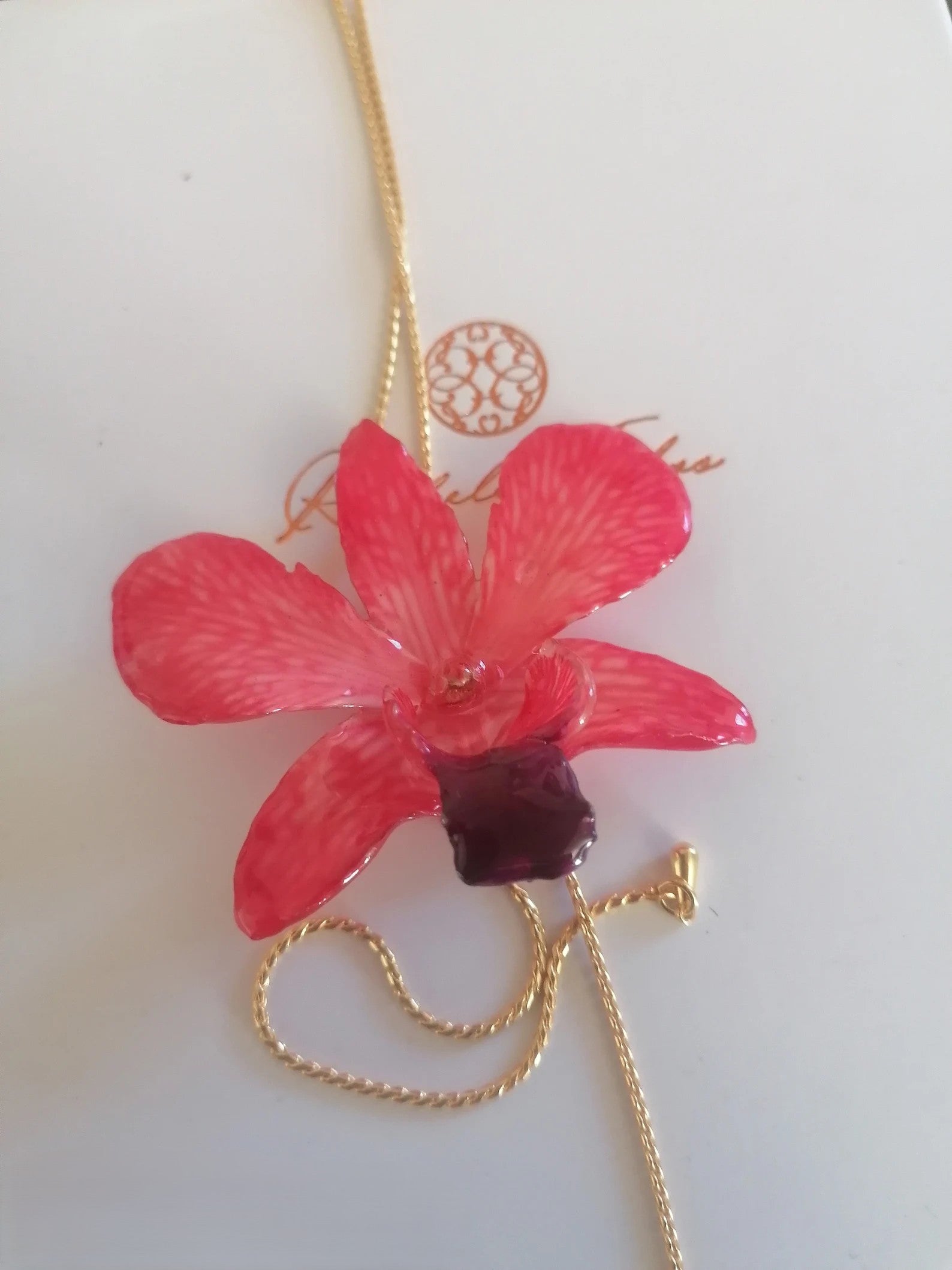 Collana con orchidea rossa aragosta in resina con saliscendi oro regolabile