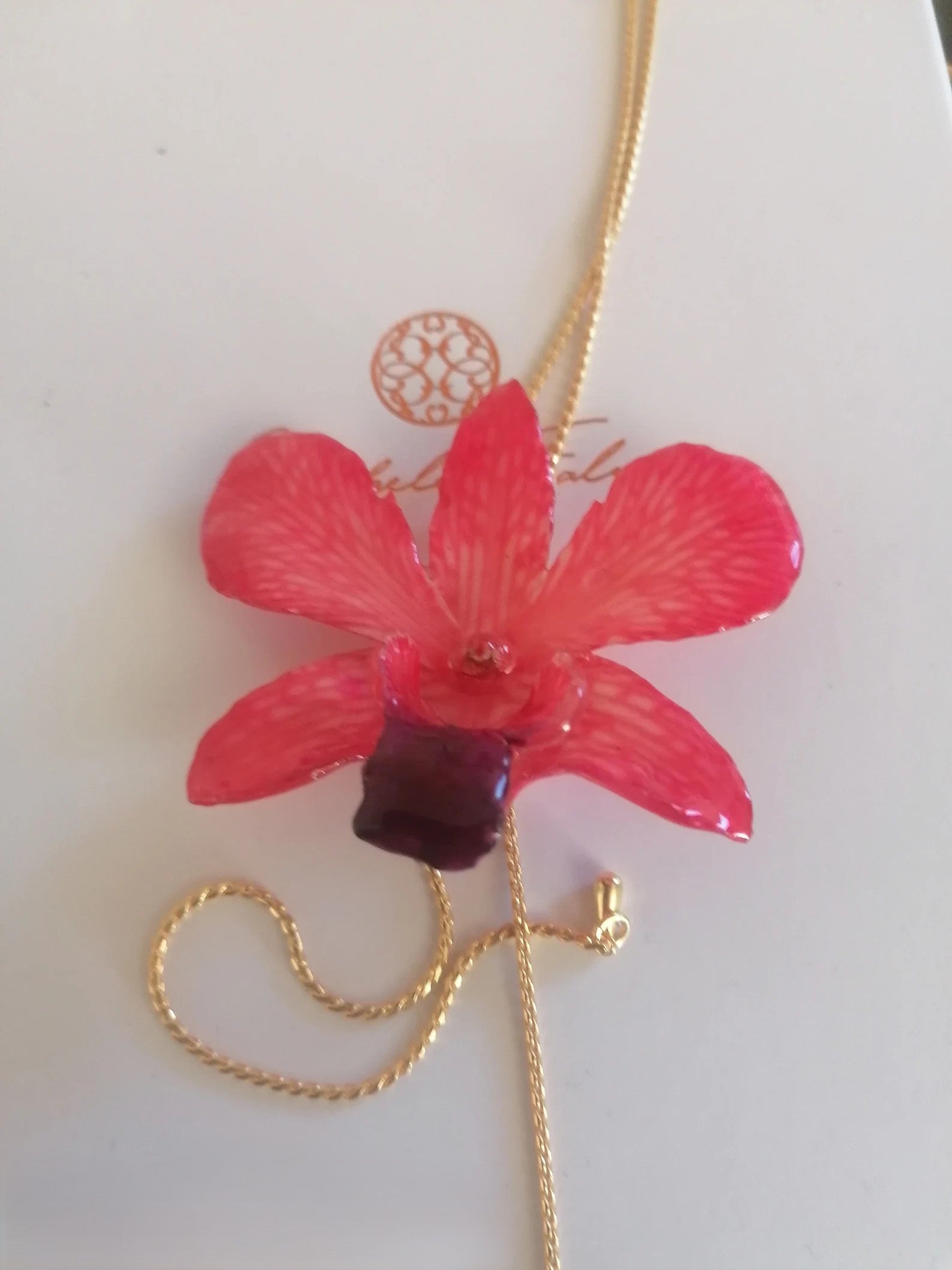 Collana con orchidea rossa aragosta in resina con saliscendi oro regolabile