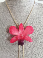 Collana con orchidea rossa aragosta in resina con saliscendi oro regolabile