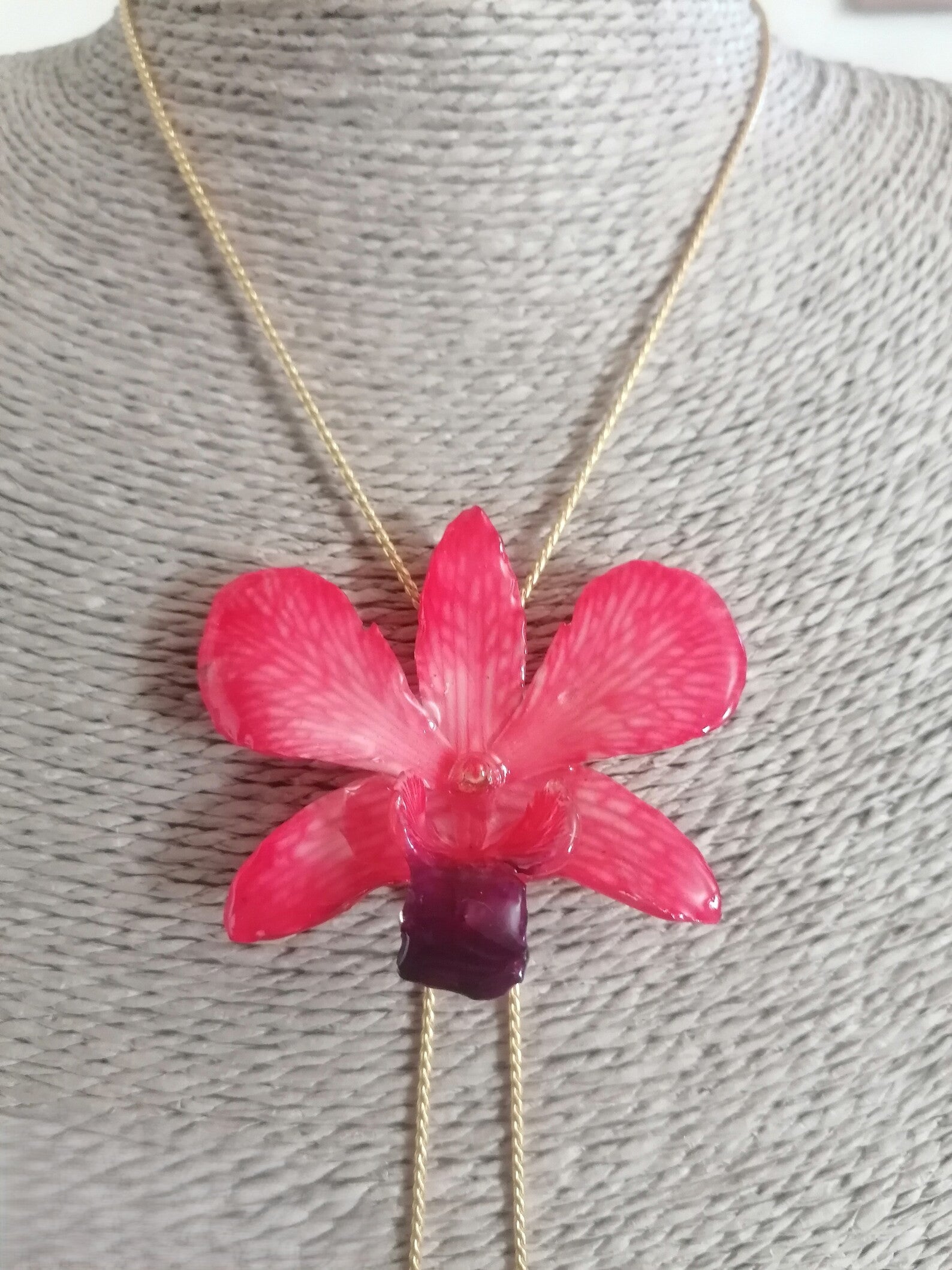 Collana con orchidea rossa aragosta in resina con saliscendi oro regolabile