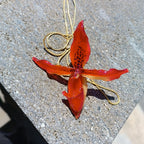 Collana saliscendi con orchidea rossa naturale inglobata in resina trasparente