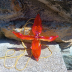 Collana saliscendi con orchidea rossa naturale inglobata in resina trasparente
