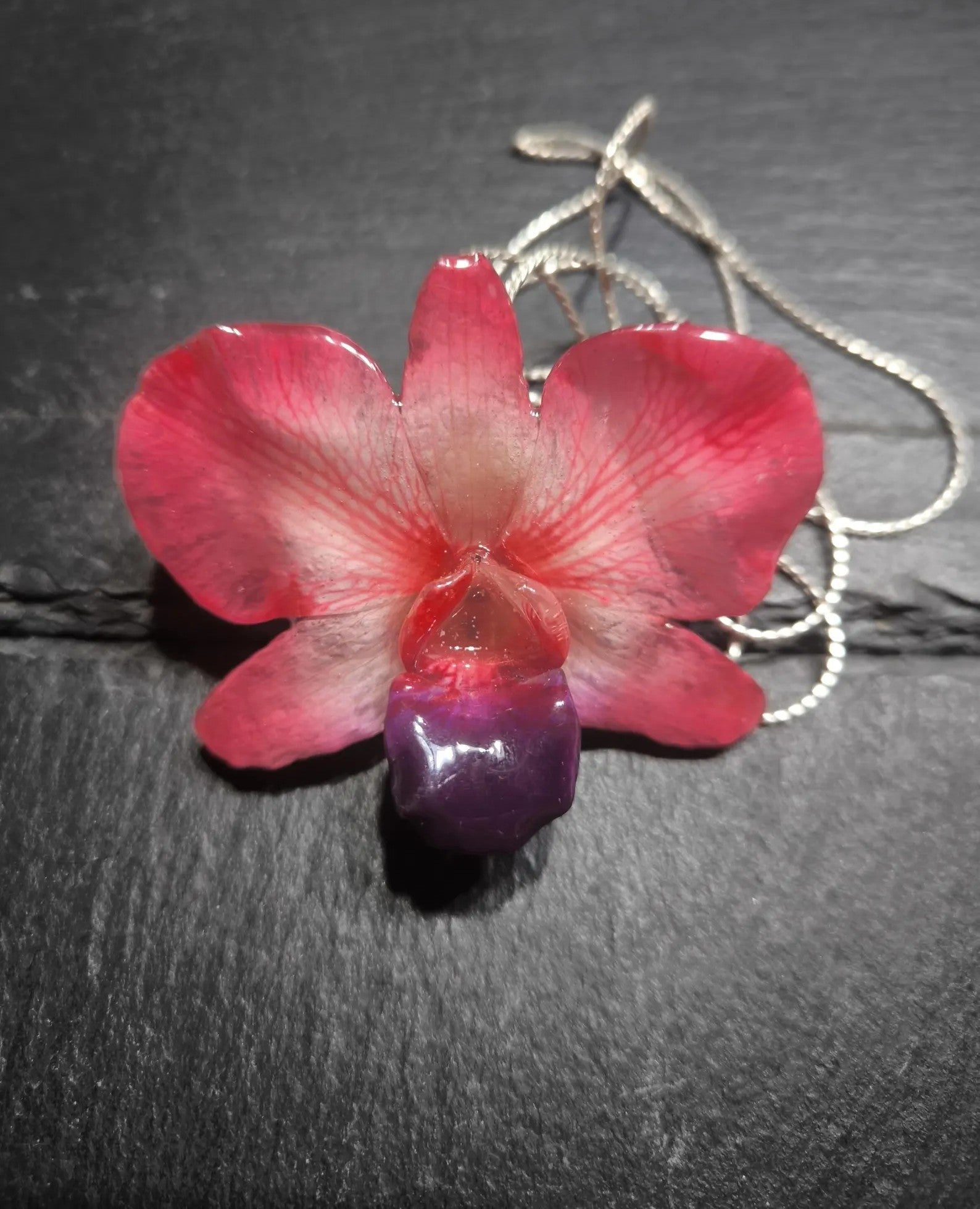 collana orchidea rossa naturale resina saliscendi argento regolabile gioiello artigianale
