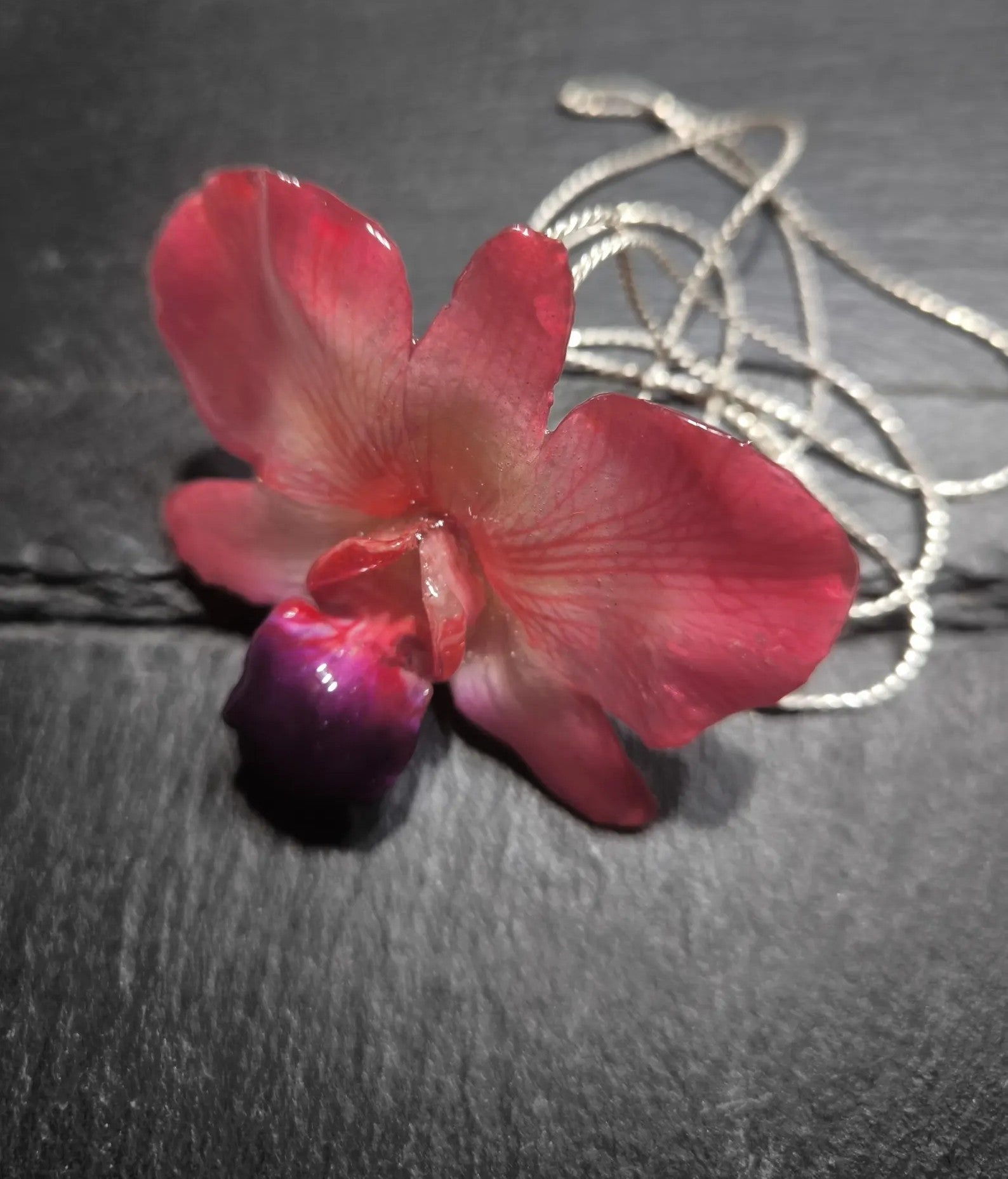 collana orchidea rossa naturale resina saliscendi argento regolabile gioiello artigianale