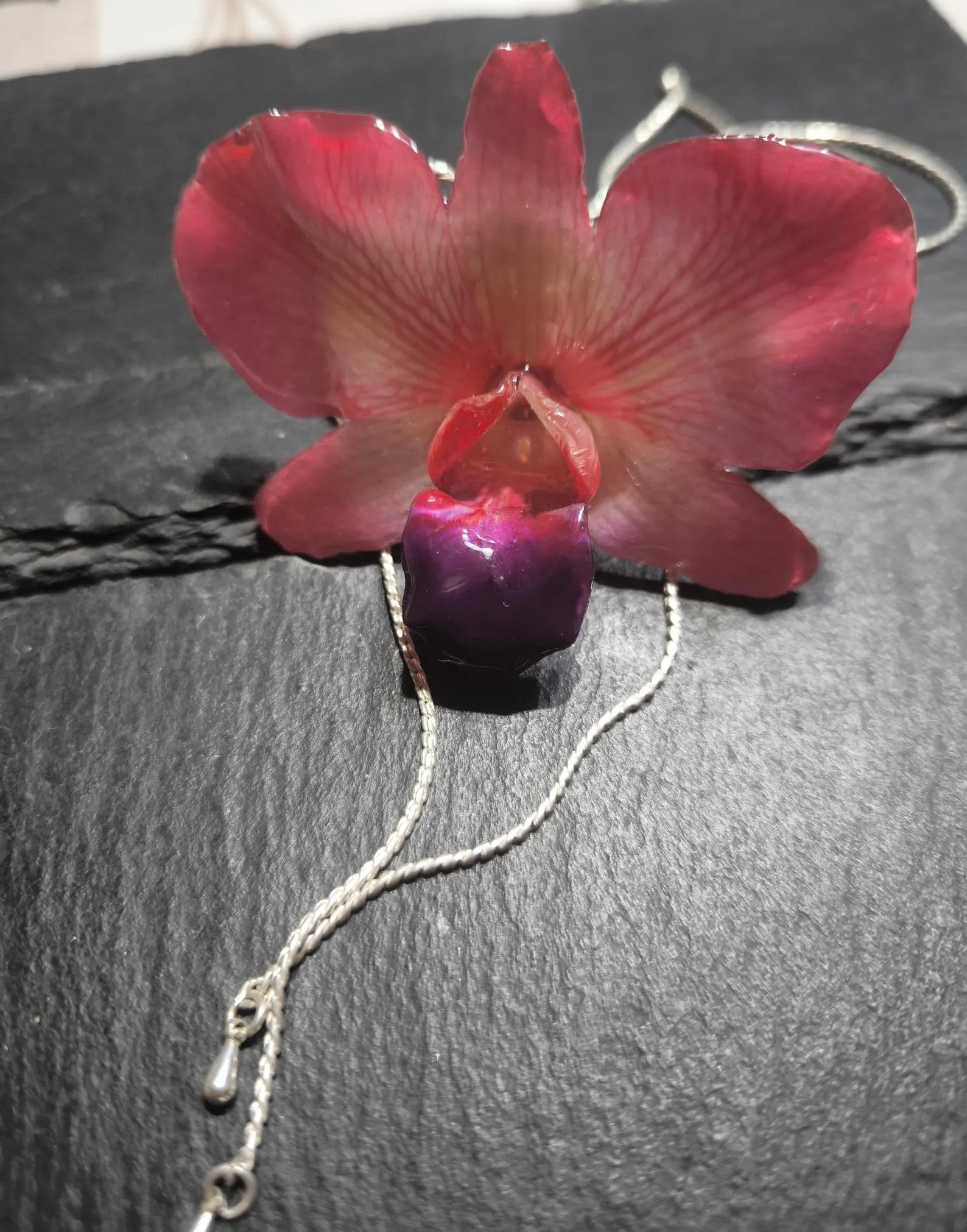 collana orchidea rossa naturale resina saliscendi argento regolabile gioiello artigianale