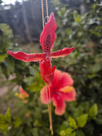 “Collana saliscendi con orchidea rossa naturale inglobata in resina trasparente”