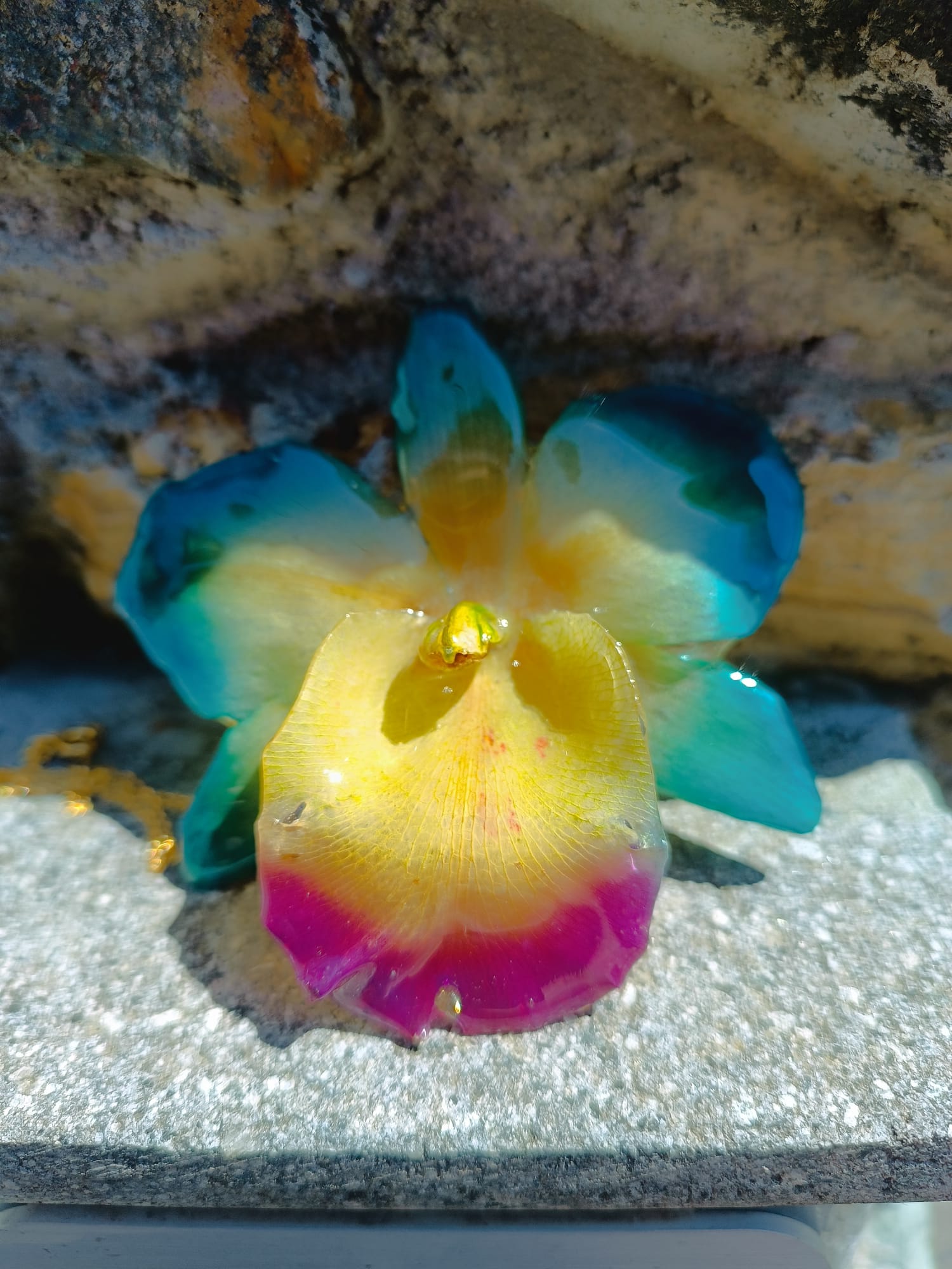 Collana Orchidea Sakura in Resina Multicolore con Catenina Oro Galvanico Regolabile – Gioiello Elegante