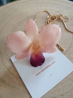 collana orchidea stellata bianca riflessi rosa resina saliscendi regolabile elegante