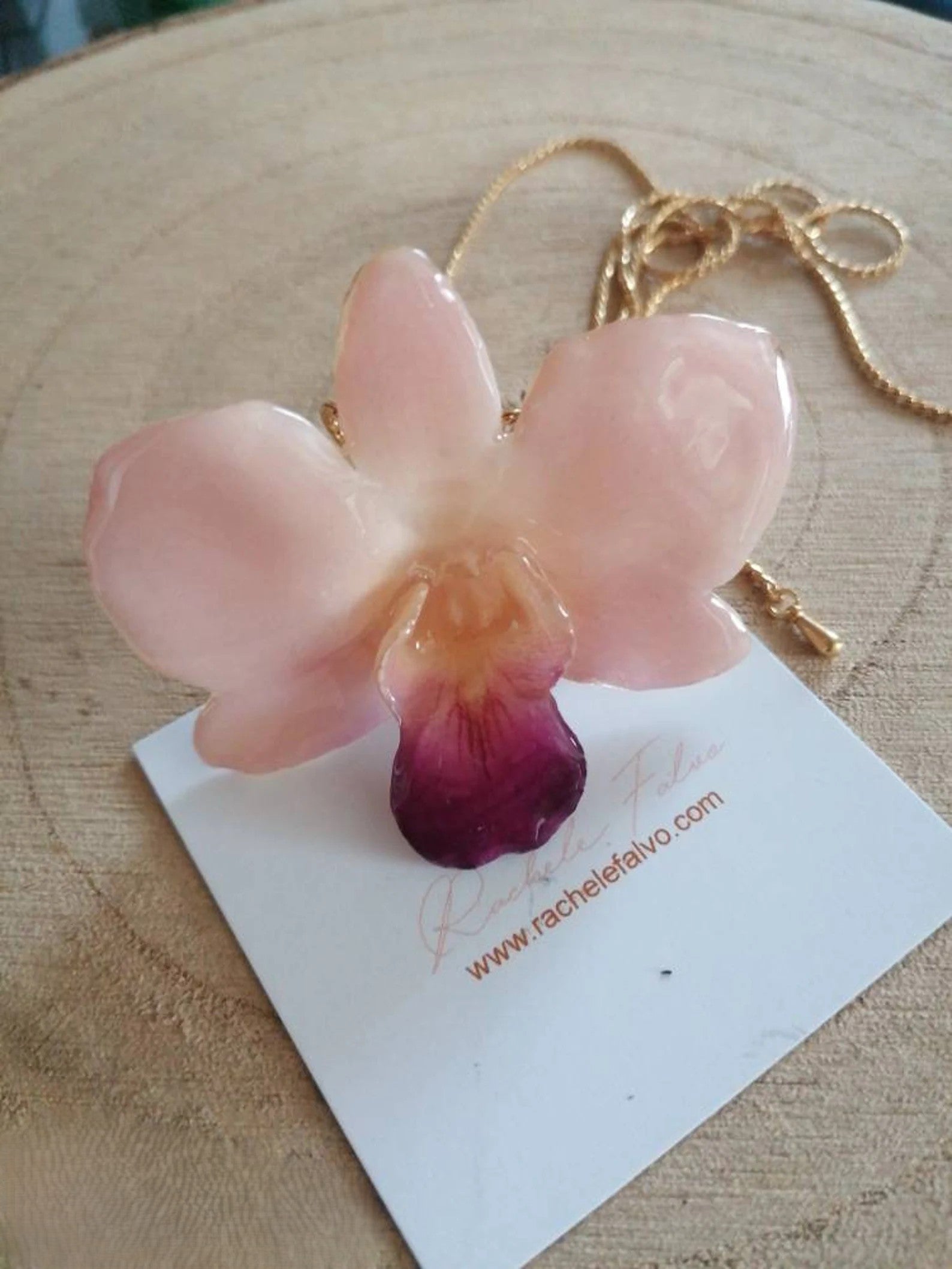 collana orchidea stellata bianca riflessi rosa resina saliscendi regolabile elegante
