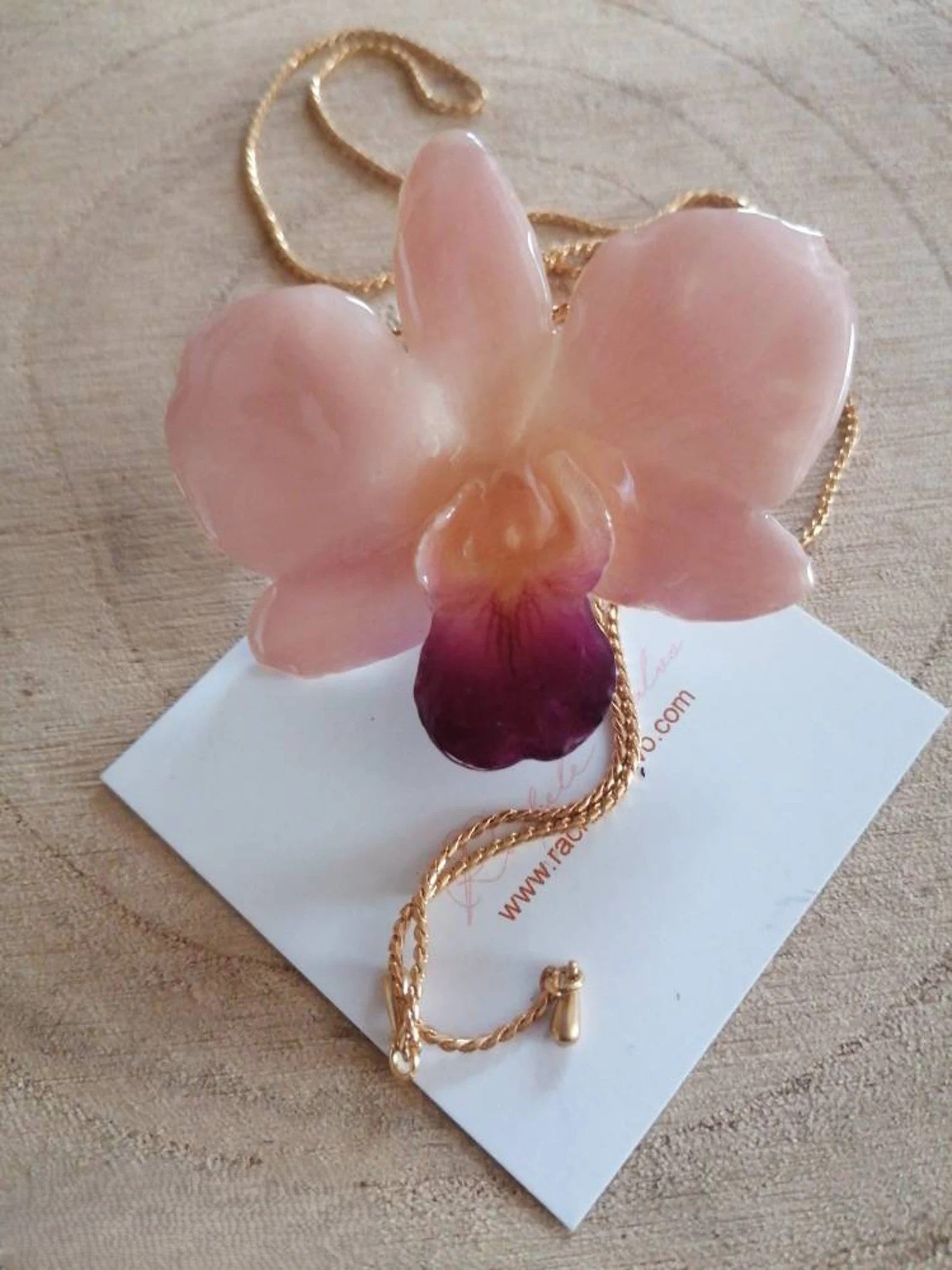 collana orchidea stellata bianca riflessi rosa resina saliscendi regolabile elegante