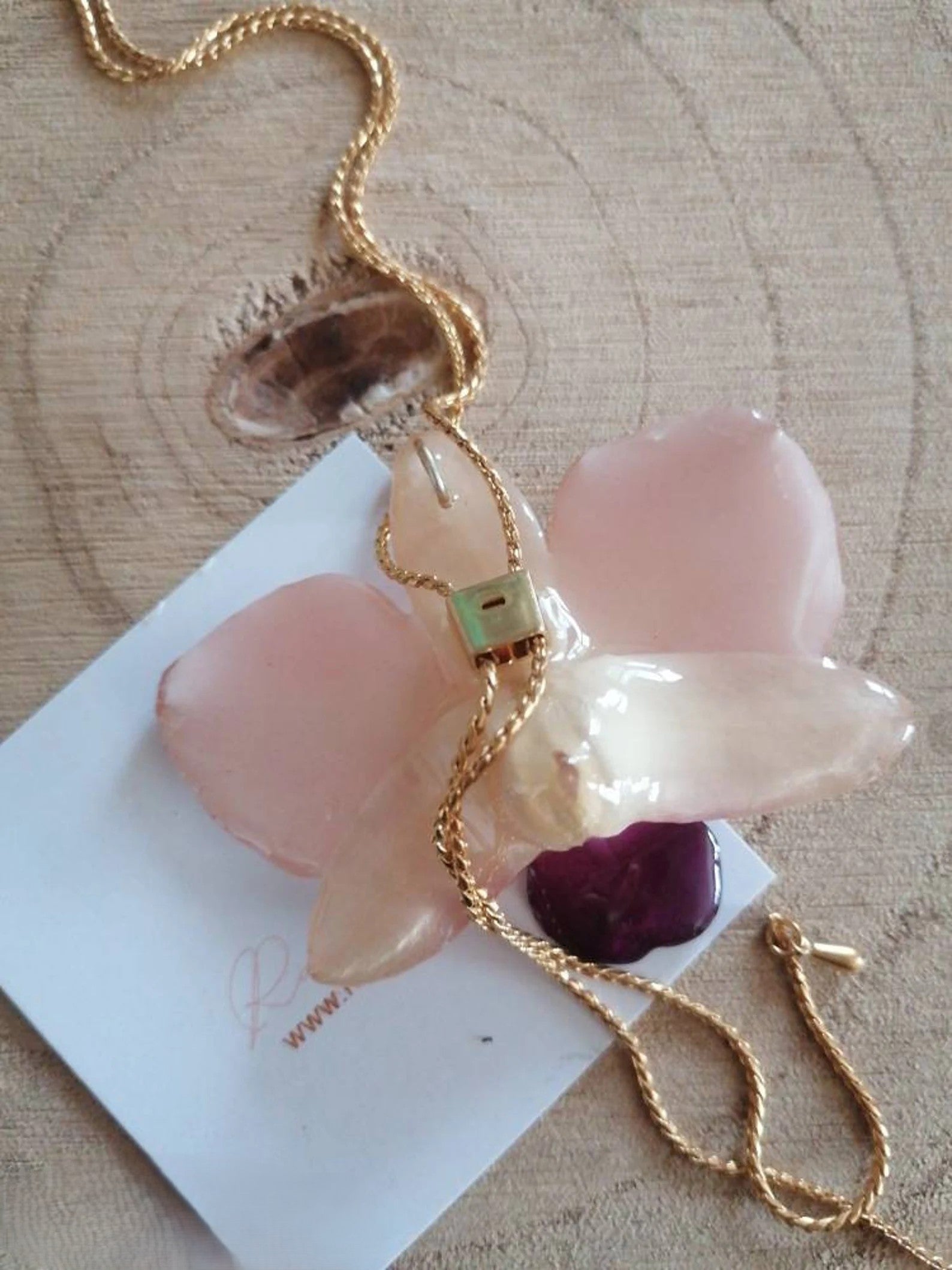 collana orchidea stellata bianca riflessi rosa resina saliscendi regolabile elegante